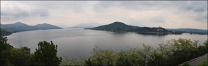 Vue sur le lac Majeur depuis la statue de San Carlo