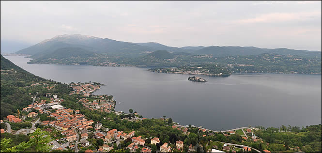 Vue sur le lac d'Orta depuis le sanctuaire de la Madonna del Sasso