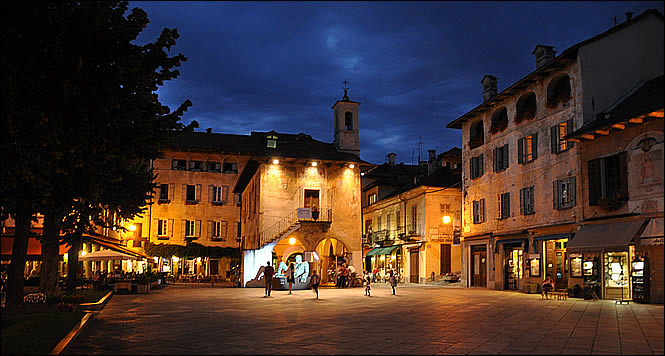 La piazza Motta de nuit.