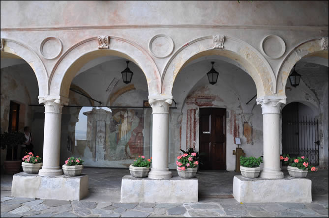Le portique de l'église de Santa Caterina del Sasso
